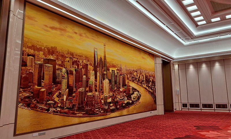 　上海廳，背景為絨繡《浦江朝暉》。<br /><br />　除了有很多大廳外，各直轄省市都有地方會議廳，但並非全開放，這次開放的有遼寧廳、廣東廳、四川廳、上海廳。