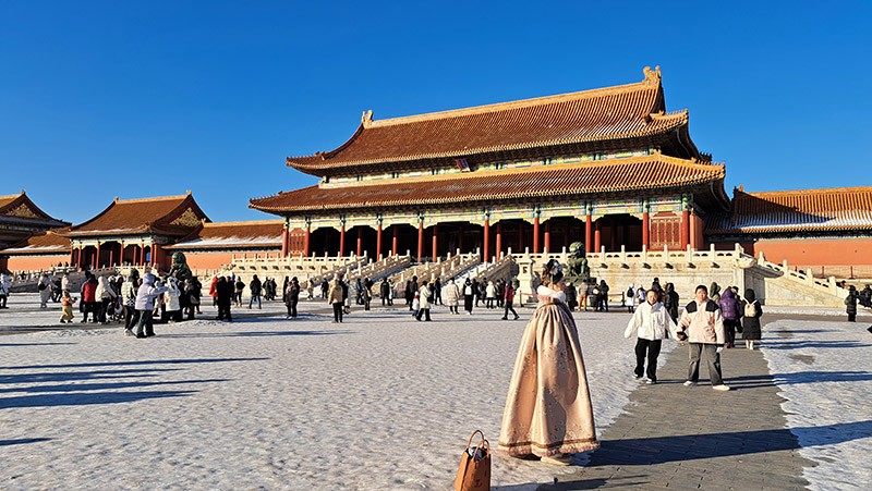 　太和殿，俗稱金鑾殿或金鑾寶殿，為北京故宮外朝三大殿中最南面的宮殿，是紫禁城內規模最大、開間最多、進深最大和屋頂最高的殿宇，也是中國現存古建築中面積最大的一座 ，並是明清兩朝北京城內最高的建築，堪稱中華第一殿。皇帝登基、冊立皇后等大典都在此舉行。太和殿是皇權的象徵，因而在各種形式上都刻意追求與眾不同。