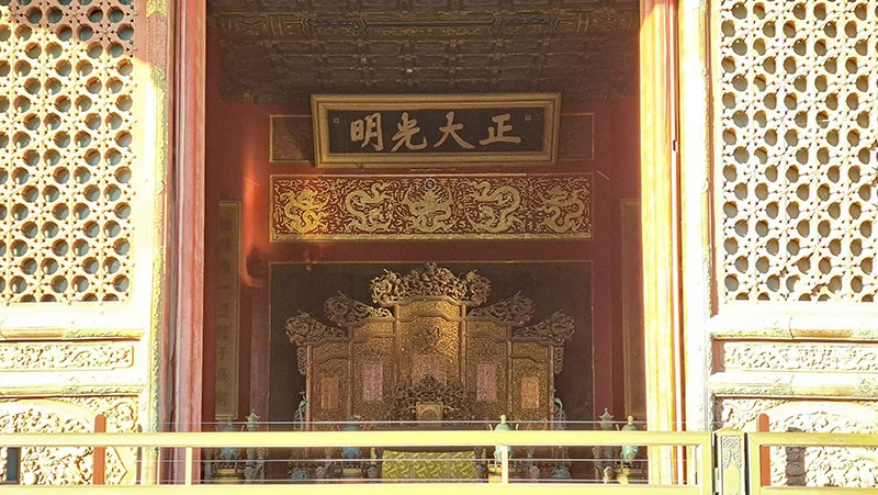 　乾清宮是北京故宮內廷後三宮之一，乾清宮為傳統意義上的帝王寢宮。<br /><br />　乾清宮大殿高懸「正大光明」匾，匾上「正大光明」四字最初是順治帝御書，康熙帝和乾隆帝都曾臨摹，目前的版本是乾隆帝臨摹的。雍正元年（1723年），雍正帝曾經下詔，密建皇儲的建儲匣，存放在乾清宮「正大光明」匾後面。皇帝秘密選定並禦筆親書的寫有皇位繼承人名字的文書，一式二份，一份放在皇帝身邊，一份放在建儲匣內。皇帝殯天后，在王公大臣的公證下，由秘密指定的皇子即位。此為秘密立儲制度，由於電視劇的熱播，這裡也成了大家參觀的熱點。