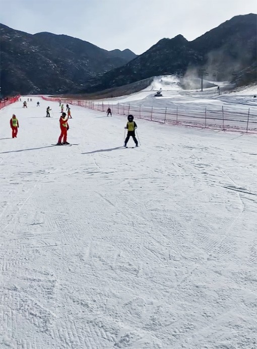 　昨天凍到喊要中途撤退的兩位年輕人，今日到八達嶺滑雪，似又沒凍到喊。