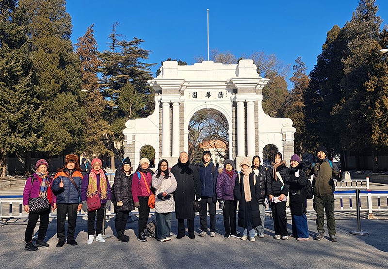 　走幾百米來到當年建校時的主校門，俗稱「二校門」， 建於1911年。這門該算是清華大學最著名的地標了。清華在籌建時只是劃分了清華園為基址，後來，近春園也劃分給學校，清華校園面積擴大了，這原有的校門便處於校內，大家都稱其為「二校門」一直至今。