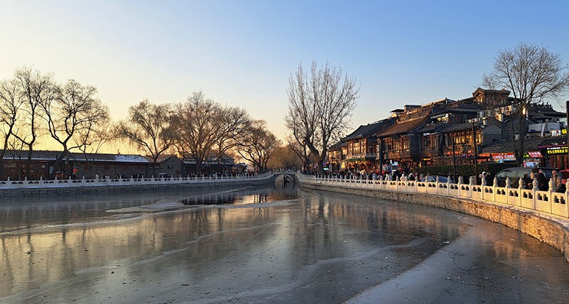 　什剎海是北京老城區北部的三個湖，分別是前海、後海、西海。什剎海因周圍有十座寺廟而得名。
