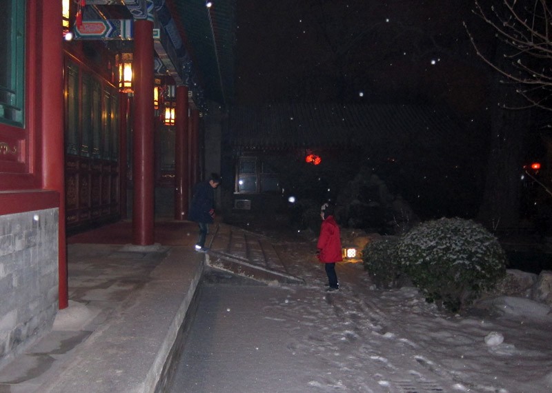 　庭院式酒店的好處是一走出房門就有雪玩，但吃完晚餐已快十一點了，小朋友仍很興奮，為免影響其他房客休息，最後只能強捉小朋友進房了。