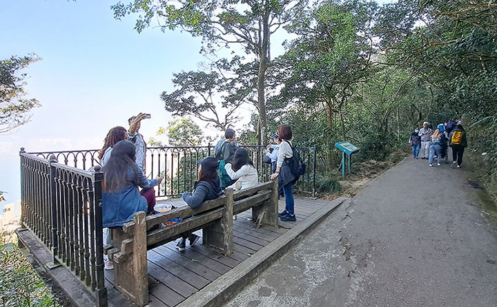 　有做功課的遊客也會走到這附近(H02~H03)欣賞維港美景，所以人也比較多。