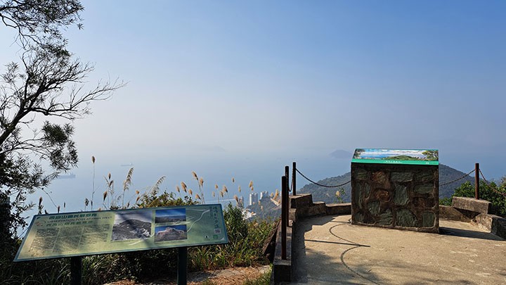 　遊人馬上少了很多，不久來到龍虎山觀景台。