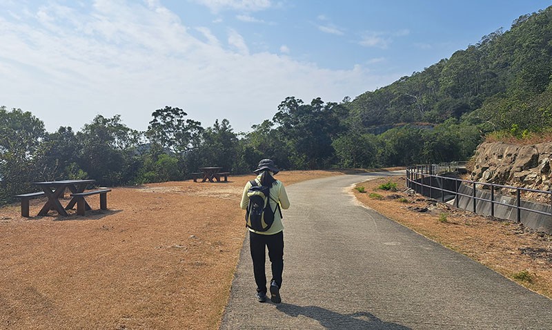 　這張基本上已接近代表第八段路況：沿引水道，平緩，沒樹蔭。