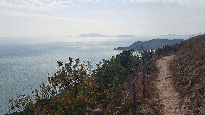 　分流東灣。<br /><br />　由於對出的海域是泥黃色的珠江水及太平洋海水的交匯處，在海面形成了獨特的黃色和青色分界線，故稱作「分流」。