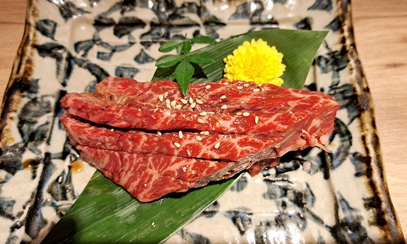 　第三道「本日的厚切醬腌燒肉」(1800円)，是牛橫膈膜附近的肉，整條肉在特製醬料中醃漬後，再放在烤盤上烤熟，相當入味。