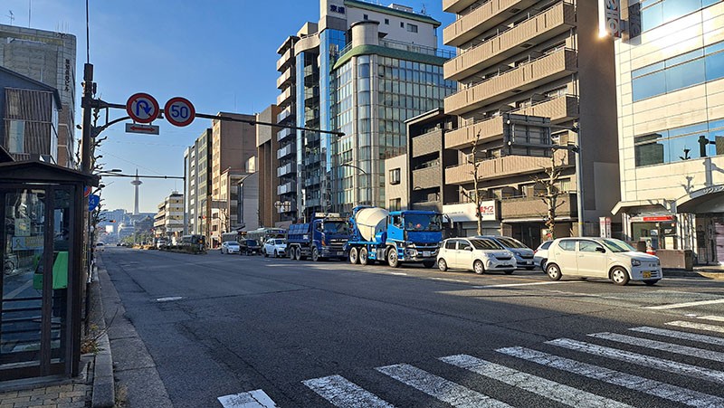 　不趕時間慢慢走去京都車站坐車去嵐山，在日本走路也愜意，無論行人或司機都很守規矩。