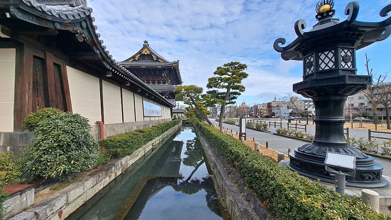 　途經東本願寺，只見門口超巨大，來前做功課並不見有人介紹，可能是京都的寺廟神社太多了。