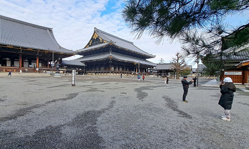 　免門票進去逛一逛，只見裡面的建築也很宏大，據說是日本最大的木造建築之一。東本願寺的建築風格是江戶時代的樣式，因為它在那個時期曾經四次遭到火災燒毀，最後一次重建是在明治時代。