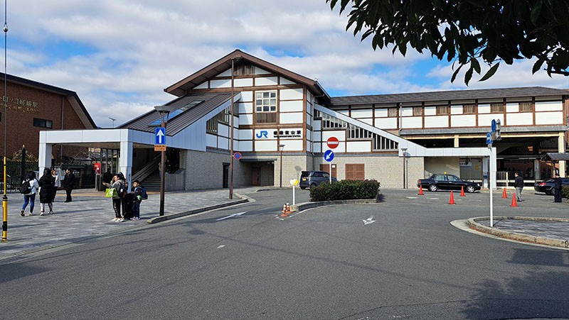 　從京都車站坐JR約15分鐘便到嵐山站了，票價240円。