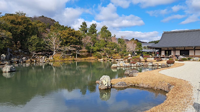 　主殿「大方丈」前面的曹原池，曹源池庭園是日本歷史最悠久的庭園，相對中式庭院似乎簡單些，孰優孰劣見仁見智也不重要，外遊重要的是去了解及尊重別人的文化。