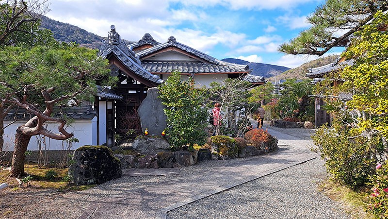 　整個嵐山地區還有不少神社廟宇，也是自平安時代以來就是許多貴族的別莊所在地，整體環境不錯，難怪就算非春秋兩季也有不少遊客。