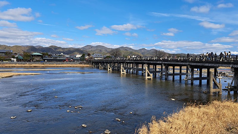 　橫跨桂川的渡月橋。