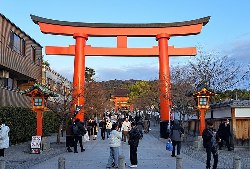 　入口很醒目的鳥居，鳥居傳說是連接神明居住的神域與人類居住的俗世之通道，屬「結界」的一種。