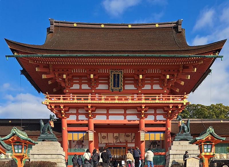 　正門是由由戰國武將豐臣秀吉於1589年建造的樓門，是京都最古老、最大的門樓，已被指定為國家重要文化財產。