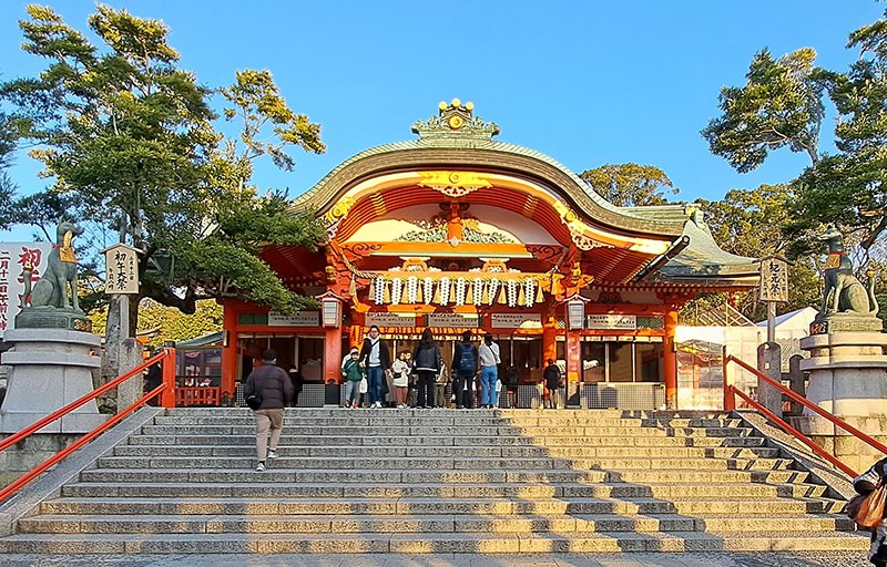 　伏見稻荷大社建於西元711年，祭奉神明──稻荷大神，稻荷大神掌管的是農作豐收、生意興隆、家庭安全等，被視為是諸願望皆得實現之神。