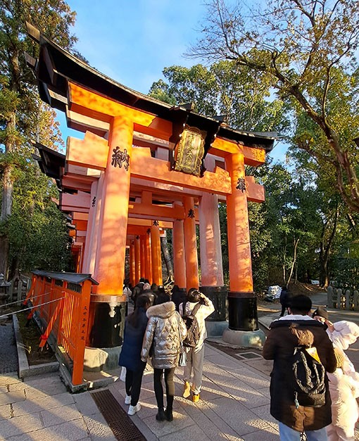 　千本鳥居入口，比當年櫻花季來時還多人。<br /><br />　千本鳥居沿途太多人不便留影也沒留影，停一停留都覺得會阻住地球轉。