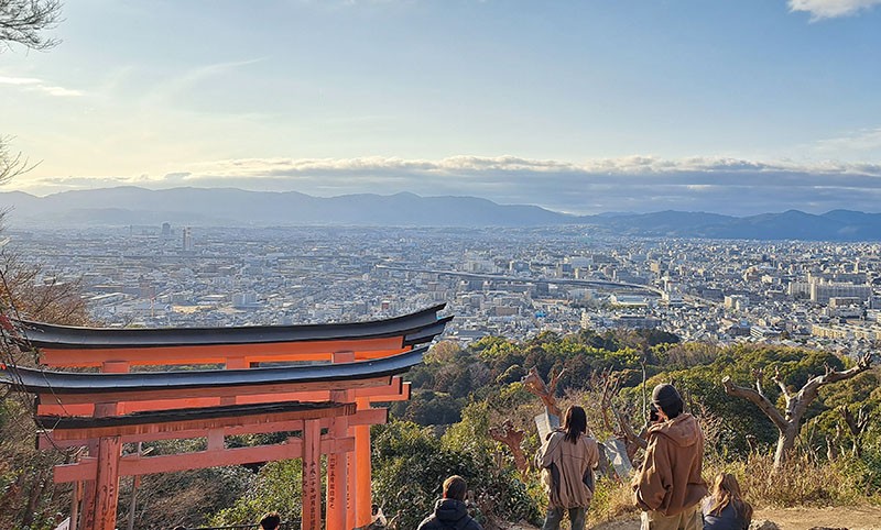 　稻荷山除了鳥居外並沒什麼景觀，過了熊鷹社，環山頂前有一展望台可以小覽京都盆地。