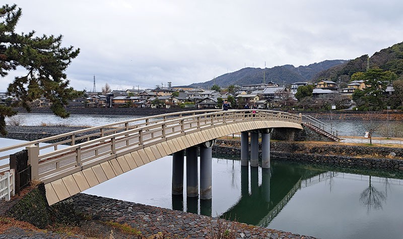 　連接橘島的橘橋。