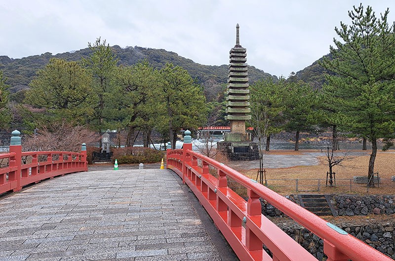 　橘島該是宇治川上的一個沙洲，現作為公園。<br /><br />　公園上的十三重塔，是當今日本最大也是最古老的石塔。