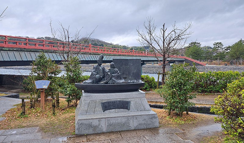 　連接橘島與另一岸的朝霧橋。<br /><br />　朝霧橋橋邊有《源氏物語》中宇治十帖中的人物雕像。