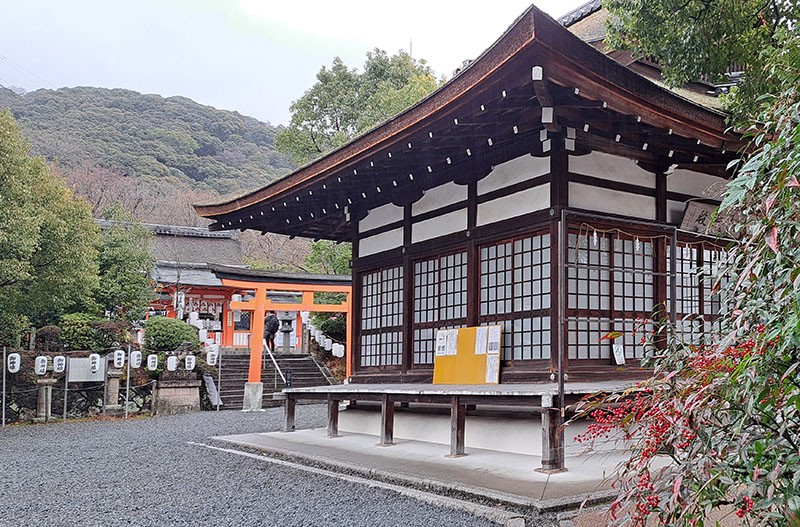 　朝霧橋橋頭正對的就是宇治神社，宇治神社小小，故事卻甚感人：<br /><br />　在古代的日本，人們認為繼承人越年輕，國家就越繁榮。因此應神天皇過世之前計劃將皇位傳給身為弟弟的菟道稚郎子命，但深受儒家思想教育的菟道稚郎子命認為皇位就應該是長子繼承，因此在應神天皇死後，他與兄長大鷦鷯命互讓，使得皇位懸空3年，最後他決定自盡讓兄長即位。<br />　即位成為仁德天皇的大鷦鷯命，為了悼念菟道稚郎子命，在宇治這片土地上供奉菟道稚郎子命的靈魂，這就是宇治神社的起源。