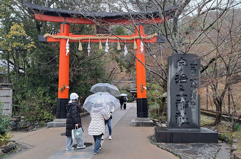 　沿著宇治神社旁的小路再往上走一些就是宇治上神社，宇治上神社規模比宇治神社大一些，其實也不是太大，但歷史悠久，是日本最古老的神社建築，也是世遺景點。