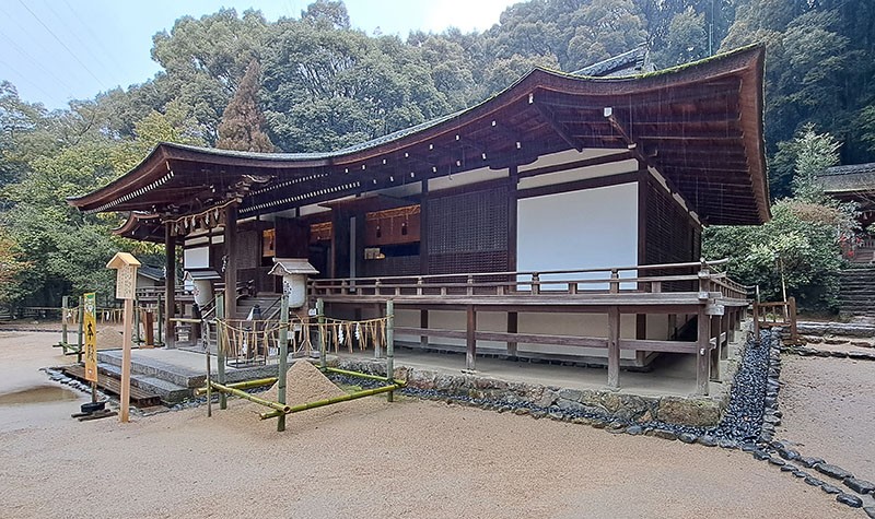 　有些規模的神社本殿前都有拜殿。