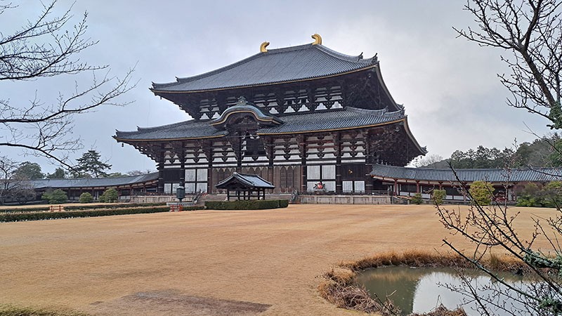 　東大寺是由信奉佛教的聖武天皇興建於728年，因為建在首都平城京以東而得名。東大寺曾多次毀於火災及地震，現存遺址於1709年建造，重建後的規模只有之前的2/3，但仍然是為世界最大的木造建築，也是世界文化遺產之一，門票600円。