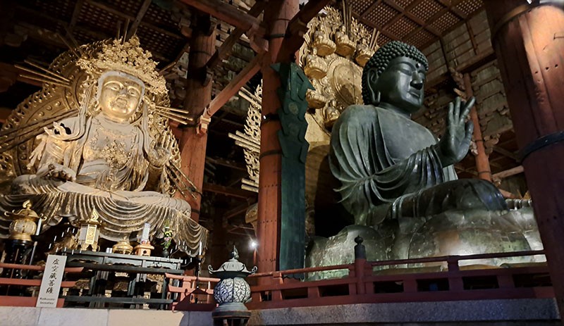 　大殿內供奉高15公尺以上的盧舍那大佛像。