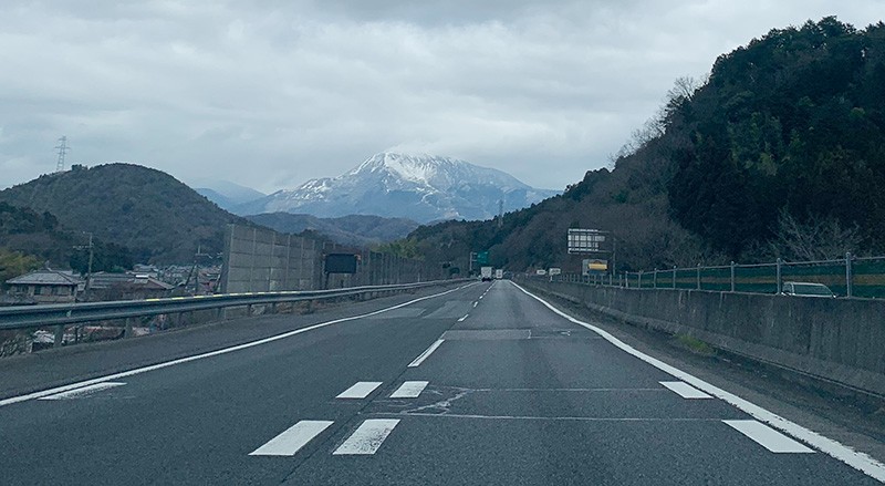 　進入岐阜縣中部以後，便開始多高山，看到雪山了。