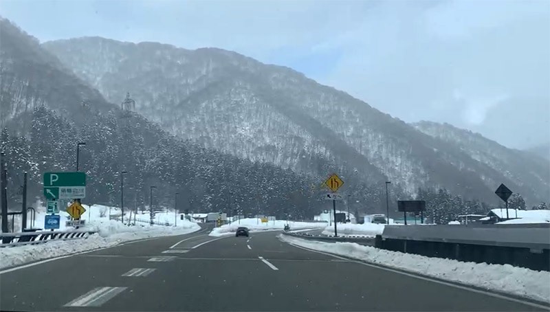 　13:30便到了白川鄉附近的路口，還有時間，再開半小時車程到遠一些的五箇山，據說那裡也有合掌村。