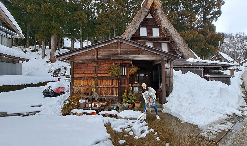 　為了適應這邊豪雪的獨特環境，以前的村民們利用了該地區周圍的木材和茅草，建造了有陡峭屋頂，呈人字型的屋頂如同雙手合十一般，於是就被稱為「合掌造」。合掌造既有冬暖夏冷的效果，又可以讓雪可以自然地從屋頂滑落避免積雪壓垮屋頂。合掌造為木造建築物，在興建的過程中完全不用釘子，但仍然十分牢固，但每隔三、四十年就必須更換老朽的屋頂茅草，更換茅草需要大量人力，故每次有哪一家人的屋頂需要翻修，全村的人就會同心協力一起完成，這種合作方式稱為「結」。