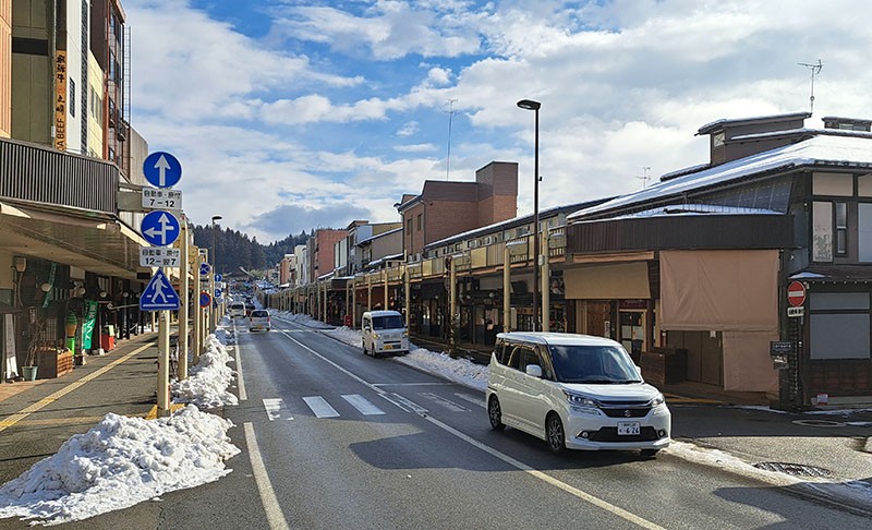 　吃完早餐再出來，車頂的雪已消失了，估計溫度是在零上。<br /><br />　這條連接JR車站與高山老街的道路兩旁商店林立，主要是餐廳，不知是否高山市最主要的商業街。