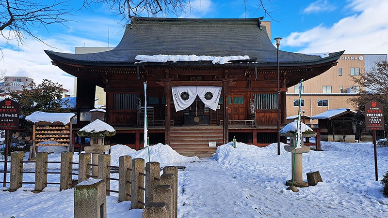 　本堂(正殿)，重建於室町時代(1336-1573年)，是日本國家指定的重要文化遺產，裡面恭奉著正尊藥師如來坐像以及正尊聖觀世音菩薩立像。