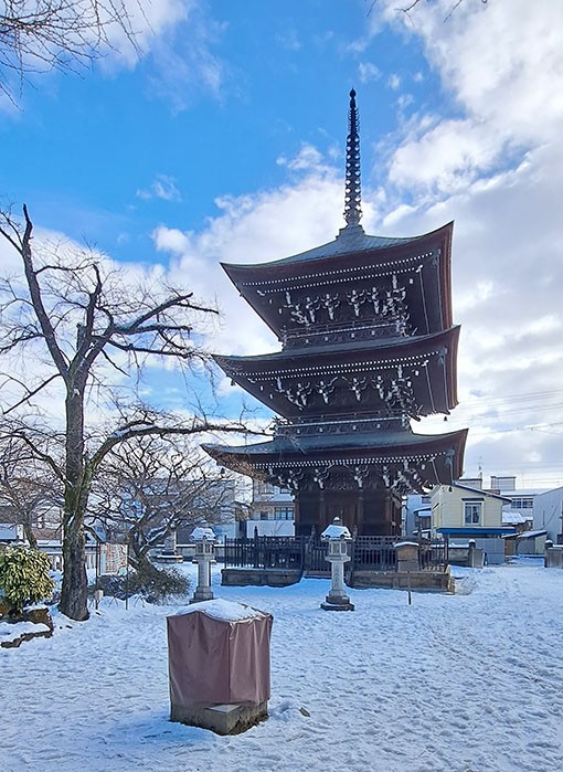 　三重塔在創建時原有七層，後因多次毀壞而多次重建，最後七層➤五層➤三重塔。