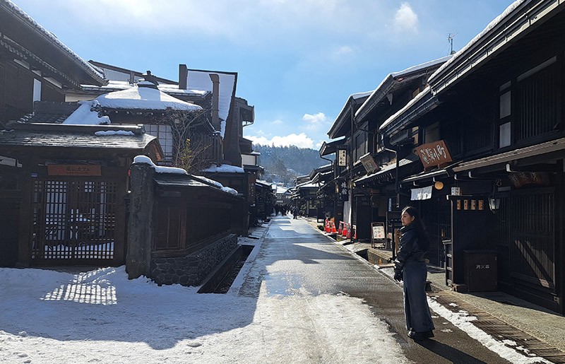 　高山市最受遊客喜愛的地方該是高山老街，高山老街被稱為三町街，老街其中包含了一之町、二之町、三之町等區域，也是在鍛治橋附近。街道兩旁皆是漆黑的木造老屋，濃濃的懷舊氛圍讓這裡成為日本人票選最想探索的日本歷史街道，更被日本政府指定為「重要傳統建築群保護區」。