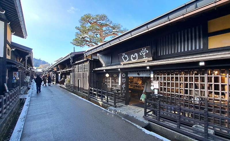 　高山市也素有「飛驒小京都」之稱，這裡的古建築與街道，讓人不禁聯想起京都古風濃濃的景致。這裡的町家街道都是江戶時代常見的建築風格，伴隨著屋前潺潺的流水，彷彿回到 400 年前的江戶時代的街區。
