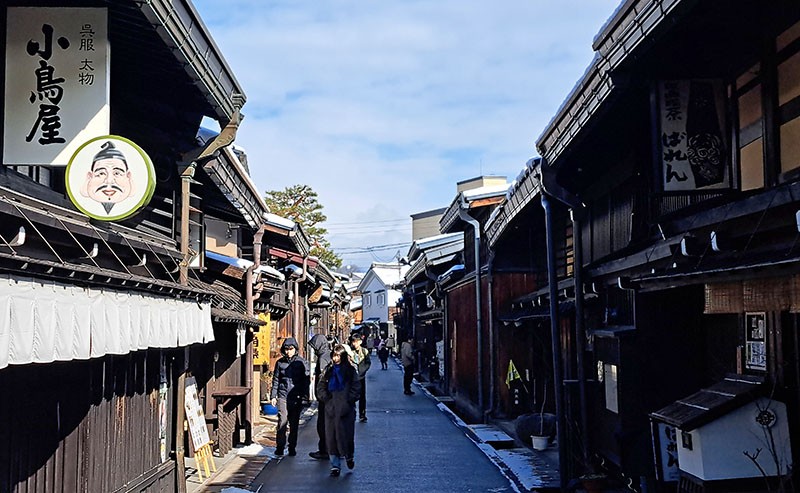 　除了使用高級木頭建置，高山老街的古建築自江戶時代古建築之所以沒有受到損壞侵毀，也有部分理由是因為高山市地點偏遠，並未受日本戰國時期烽火波及，因此當地的古建築、老街都保存地十分完整。