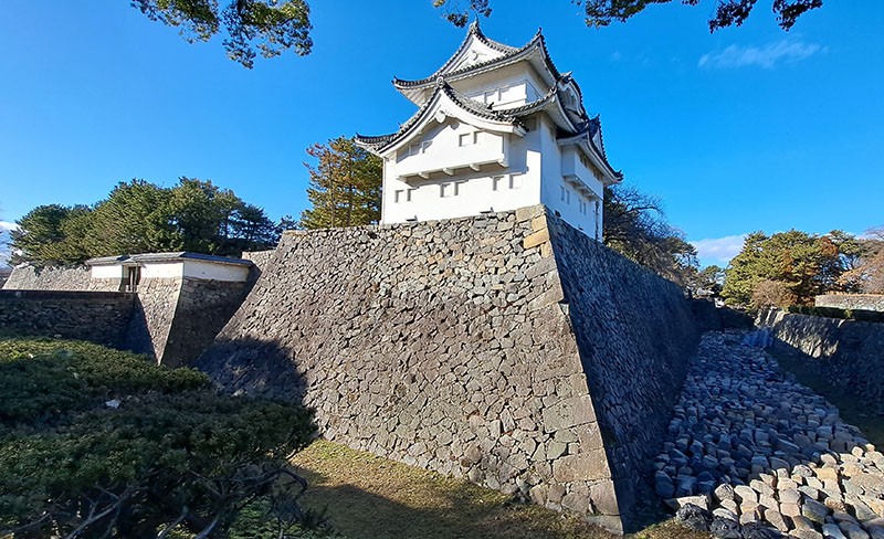 　名古屋城在江戶時代是尾張藩藩主居城，為日本三名城（另兩座為大阪城、熊本城）之一，始建於1610年，但城內大多數的建築物均在二次世界大戰中燒毀，現今的天守閣是在1959年重新建造。