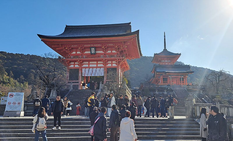 　清水寺可能是京都最著名的景點，當年“導遊”也沒帶我們參觀，估計是櫻花季太多人。