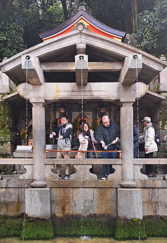 　清水寺正殿旁邊這座小山泉瀑布數千年來順著音羽山湧出，稱為音羽の瀧，流水清澈且終年不斷，被列為日本十大名水之首，清水寺的名稱也是源自於此。流下來的泉水經過神壇頂端分流成三道小瀑布。面對音羽山看這三道小瀑布，由左至右分別代表「學業」、「戀愛」、「長壽」，只能選擇一道瀑布的泉水飲用，一次只能喝一口才能應驗，估計也是要加快人流才有此傳說吧！