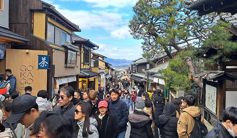 　清水寺這麼受歡迎，除了清水寺本身的歷史原因外，清水寺周遭充滿古都風情的街道，加上沿途充滿著日式風情的傳統小吃、小物及伴手禮，對有些遊客來說可能比清水寺更吸引。<br /><br />　上午十一點下來，淡季閑日的清水坂已人頭湧湧了。