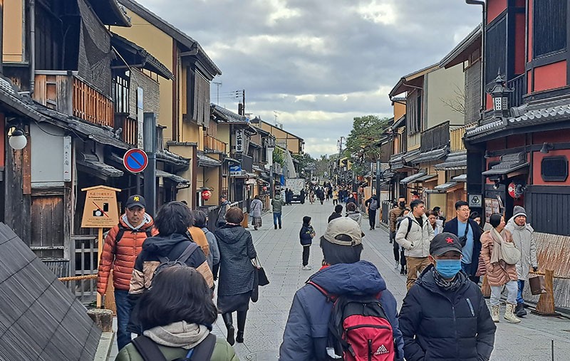 　花見小路，石板鋪路、町家木造建築，到現在都還保有江戶時期的樣貌。黑色格子窗櫺，二樓皆以竹簾遮蔽；一樓牆邊則有竹條編織而成的栱形籬笆「犬來刺」，用來防止雨水、泥巴、禽畜便溺弄污屋子。