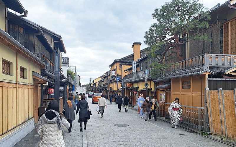 　這裡的町家建築從前主要是茶館，現在大多改建為餐廳、高級料亭、日式咖啡廳，整條間充滿濃厚的日本花街風情。通常是在高級料亭，才有機會欣賞藝妓或舞妓的表演，而這些高級料亭通常只接待熟客。到了夜晚，有些高級料亭門前會掛上寫著「舞妓」的紅色燈籠，代表該料亭提供舞妓表演。難怪第一晚到京都夜遊花見小路時，有些遊客在一些餐廳門口探頭探腦，估計是在等藝妓，當時還以為他們在等什麼明星。