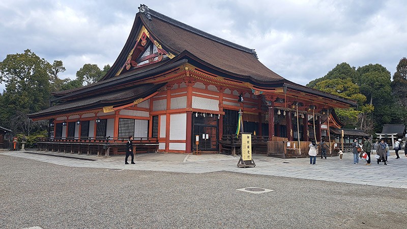 　日本有些規模的神社都分別有神殿及拜殿兩建築，但八坂神社的正殿比較特別，用同一個以檜皮茸舖著的屋頂把神殿及拜殿兩棟不同的建築同蓋起來，因此也有「祇園造」建築之稱，是日本指定的重要文化遺產。