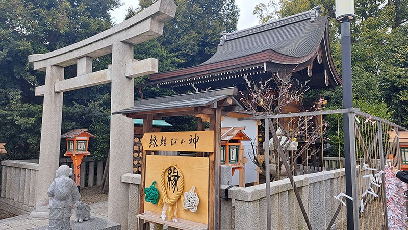 　日本的神社似是一個供拜神的地方，通常安奉著不同的神祇，八坂神社裡有超過十個大大小小的神社。其中也有大國主社的分社，是祀奉緣結之神大國主神。<br /><br />　日本遊有個好處，來前不用做太多功課，看到景點也大概能猜到景點的內容。