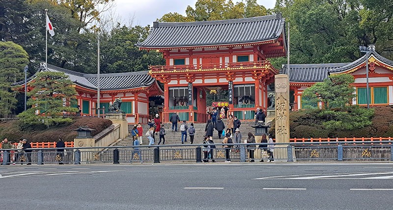 　日本全國約有3,000多間八坂神社，此八坂神社為總本社，因位於祇園，於是又名祇園神社， 明治維新時（1868年）的神佛分離令後，才改名「八坂神社」。<br /><br />　八坂神社象徵著京都人的精神與信仰，因此這裡人潮絡繹不絕，從以前到現在都是京都最繁華的區域。